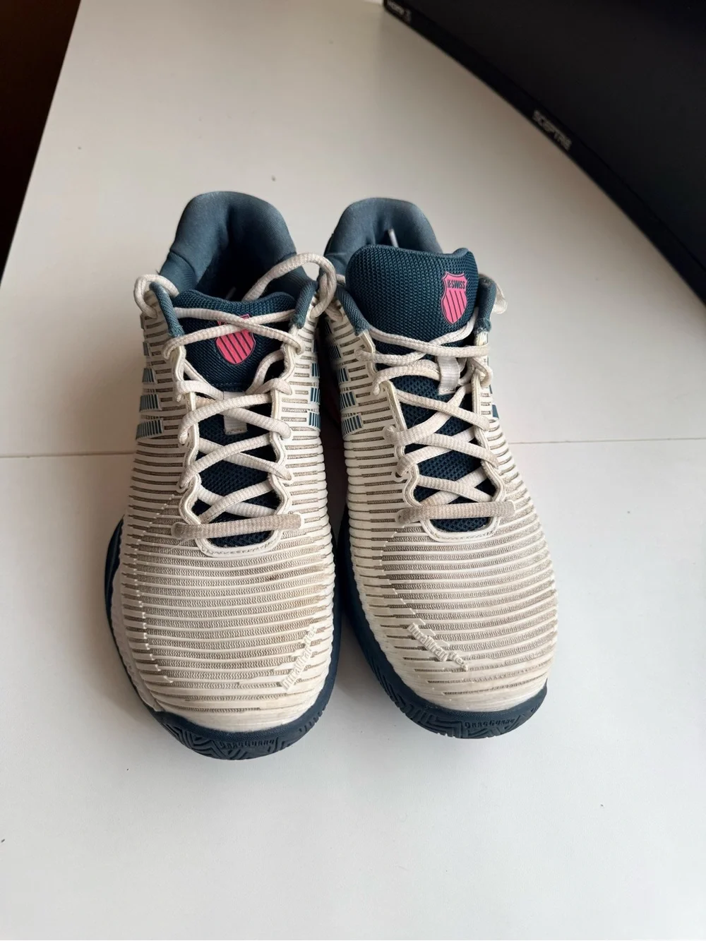 K-Swiss Hypercourt Express 2 Tennis Shoes Men’s 9.5 White Blue Pink - Picture 7 of 12
